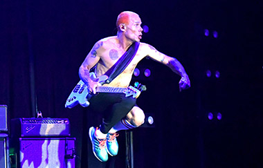 Flea saltando en concierto